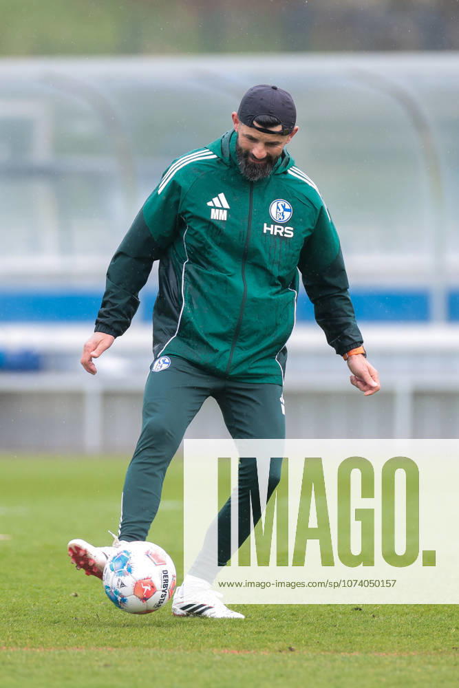 Fussball; Training des FC Schalke 04. Trainer Miron Muslic (FC Schalke 04). Gelsenkirchen Trainingsgelände FC Schalke 04 NRW Deutschland xRHR-FOTO YYx
