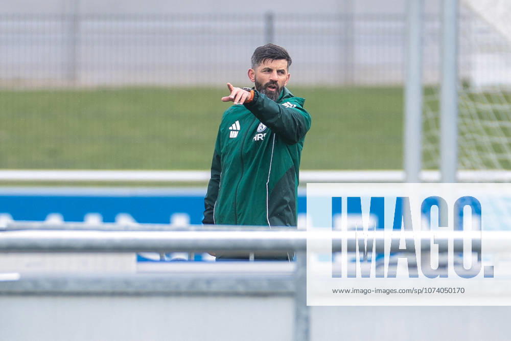 Fussball; Training des FC Schalke 04. Trainer Miron Muslic (FC Schalke 04) gibt Anweisungen. Gelsenkirchen Trainingsgelände FC Schalke 04 NRW Deutschland xRHR-FOTO YYx
