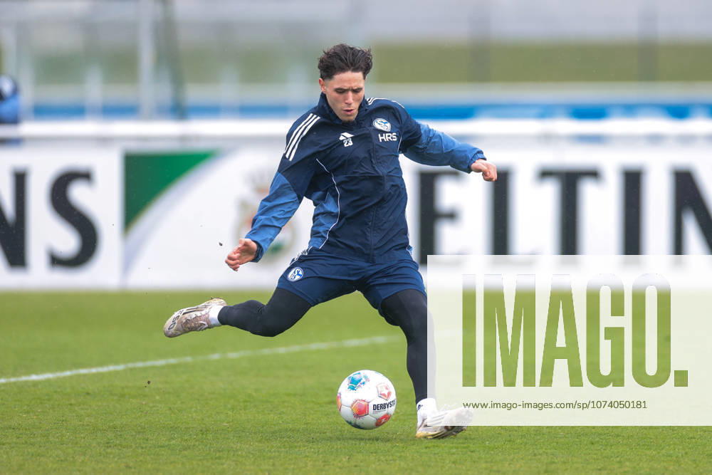 Fussball; Training des FC Schalke 04. Soufiane El-Faouzi (FC Schalke 04). Gelsenkirchen Trainingsgelände FC Schalke 04 NRW Deutschland xRHR-FOTO YYx