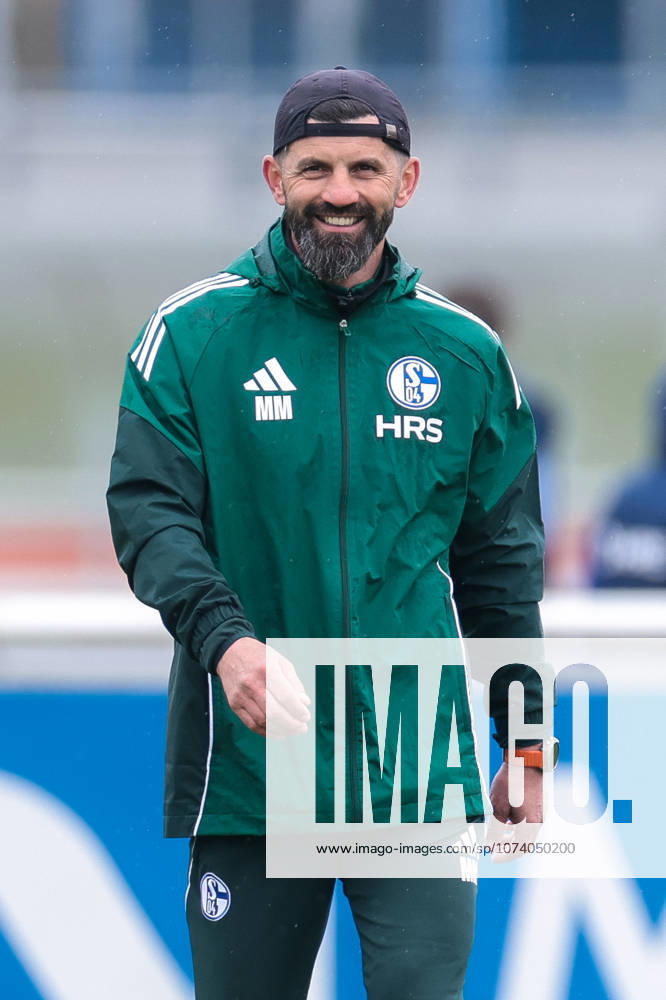 Fussball; Training des FC Schalke 04. Trainer Miron Muslic (FC Schalke 04) lacht. Gelsenkirchen Trainingsgelände FC Schalke 04 NRW Deutschland xRHR-FOTO YYx