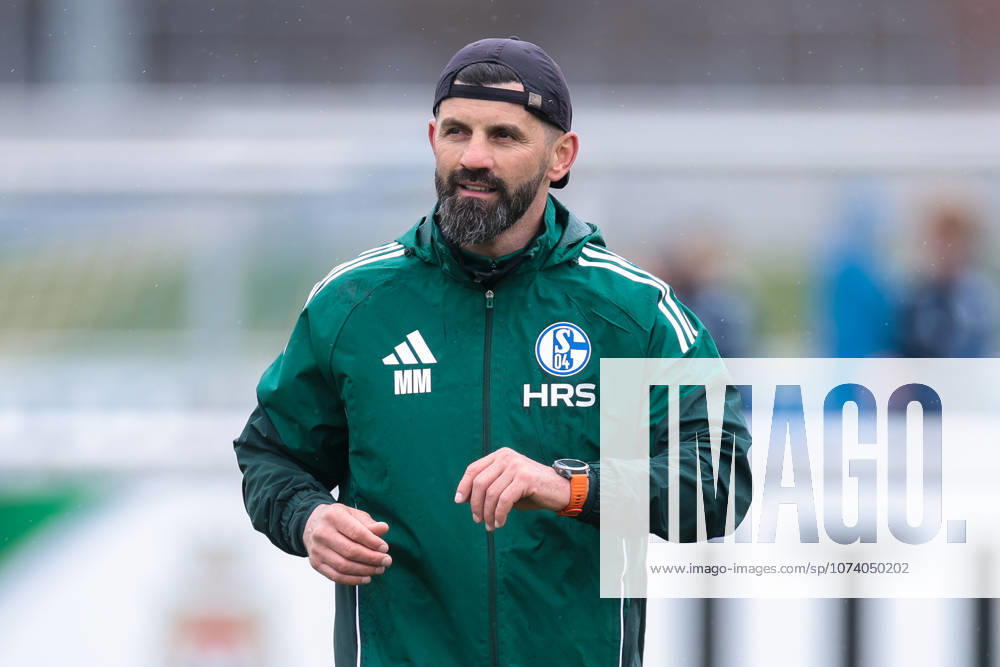 Fussball; Training des FC Schalke 04. Trainer Miron Muslic (FC Schalke 04). Gelsenkirchen Trainingsgelände FC Schalke 04 NRW Deutschland xRHR-FOTO YYx