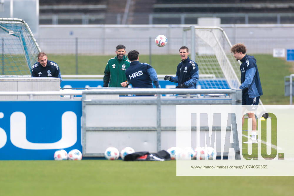 Fussball; Training des FC Schalke 04. v. l. Timo Becker (FC Schalke 04), Trainer Miron Muslic (FC Schalke 04), Felipe Sanchez (FC Schalke 04), Mika Khadr (FC Schalke 04) spielen Fussballtennis. Gelsenkirchen Trainingsgelände FC Schalke 04 NRW Deutschland xRHR-FOTO YYx