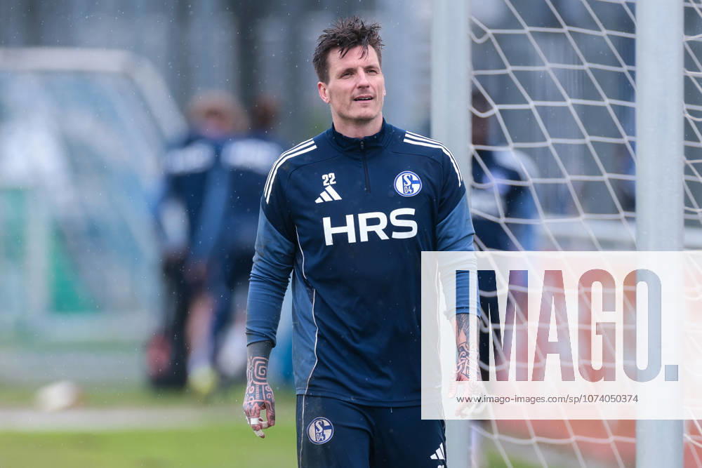 Fussball; Training des FC Schalke 04. Torwart Kevin Müller (FC Schalke 04). Gelsenkirchen Trainingsgelände FC Schalke 04 NRW Deutschland xRHR-FOTO YYx