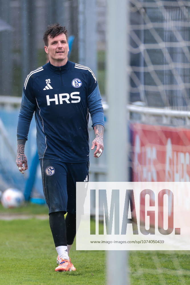 Fussball; Training des FC Schalke 04. Torwart Kevin Müller (FC Schalke 04). Gelsenkirchen Trainingsgelände FC Schalke 04 NRW Deutschland xRHR-FOTO YYx