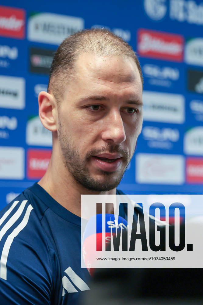 Fussball; Training des FC Schalke 04. Medienrunde mit Nikola Katic (FC Schalke 04). Gelsenkirchen Trainingsgelände FC Schalke 04 NRW Deutschland xRHR-FOTO YYx