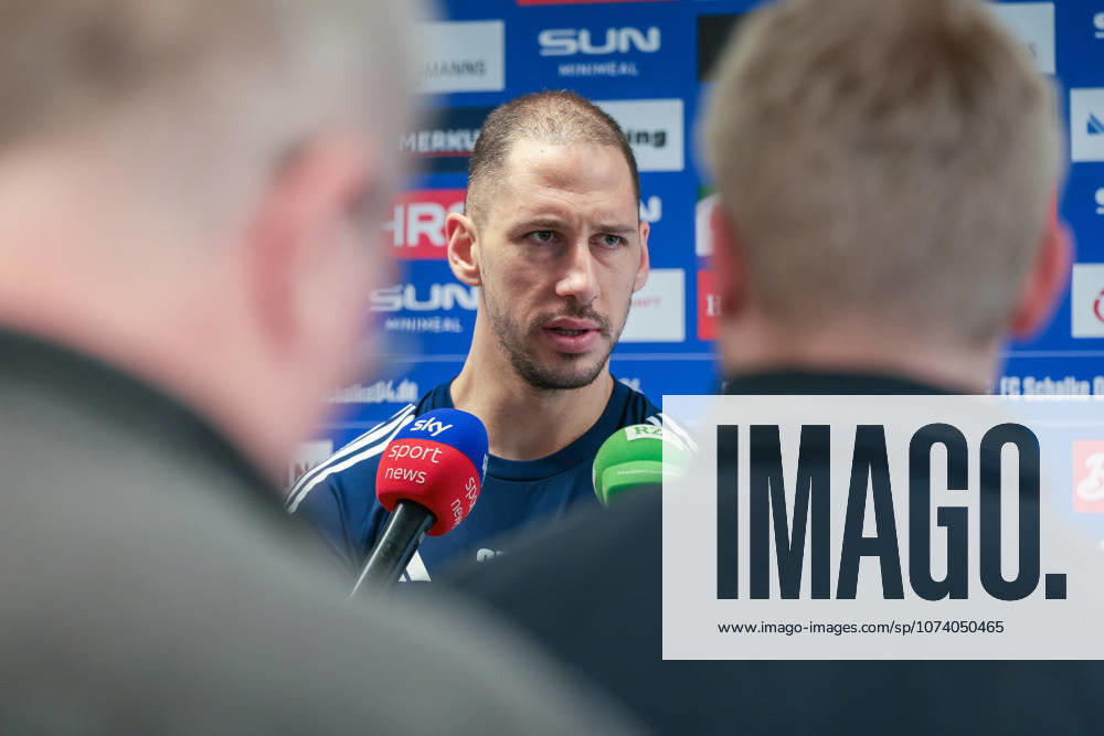 Fussball; Training des FC Schalke 04. Medienrunde mit Nikola Katic (FC Schalke 04). Gelsenkirchen Trainingsgelände FC Schalke 04 NRW Deutschland xRHR-FOTO YYx