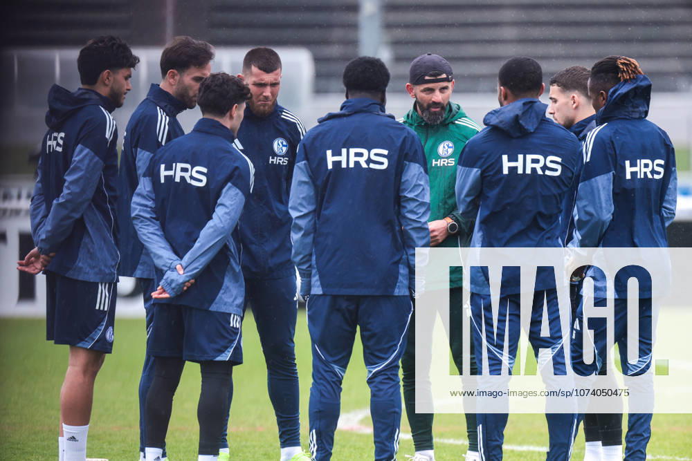 Fussball; Training des FC Schalke 04.Trainer Miron Muslic (FC Schalke 04) gibt einer Gruppe von Spieler Anweisungen. Gelsenkirchen Trainingsgelände FC Schalke 04 NRW Deutschland xRHR-FOTO YYx