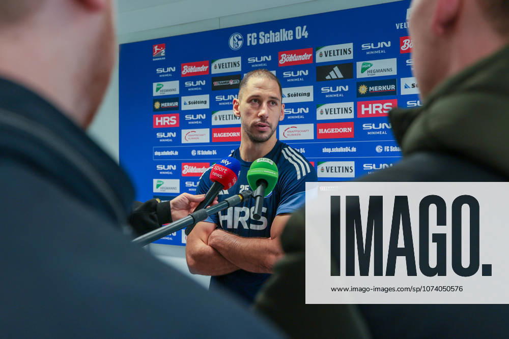 Fussball; Training des FC Schalke 04. Medienrunde mit Nikola Katic (FC Schalke 04). Gelsenkirchen Trainingsgelände FC Schalke 04 NRW Deutschland xRHR-FOTO YYx