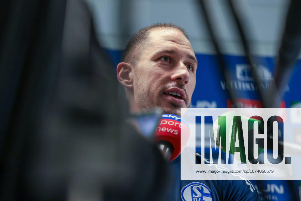 Fussball; Training des FC Schalke 04. Medienrunde mit Nikola Katic (FC Schalke 04). Gelsenkirchen Trainingsgelände FC Schalke 04 NRW Deutschland xRHR-FOTO YYx