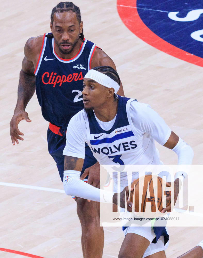 Jaden McDaniels 3 of the Minnesota Timberwolves drives past Kawhi Leonard 2 of the LA Clippers during a 2026 NBA, Basketball Herren, USA regular season game on Wednesday March 11, 2026 at Intuit Dome Arena in Inglewood, California. JAVIER ROJAS PI Clippers Vs. Timberwolves - ZUMAp124 20260311_zaa_p124_048