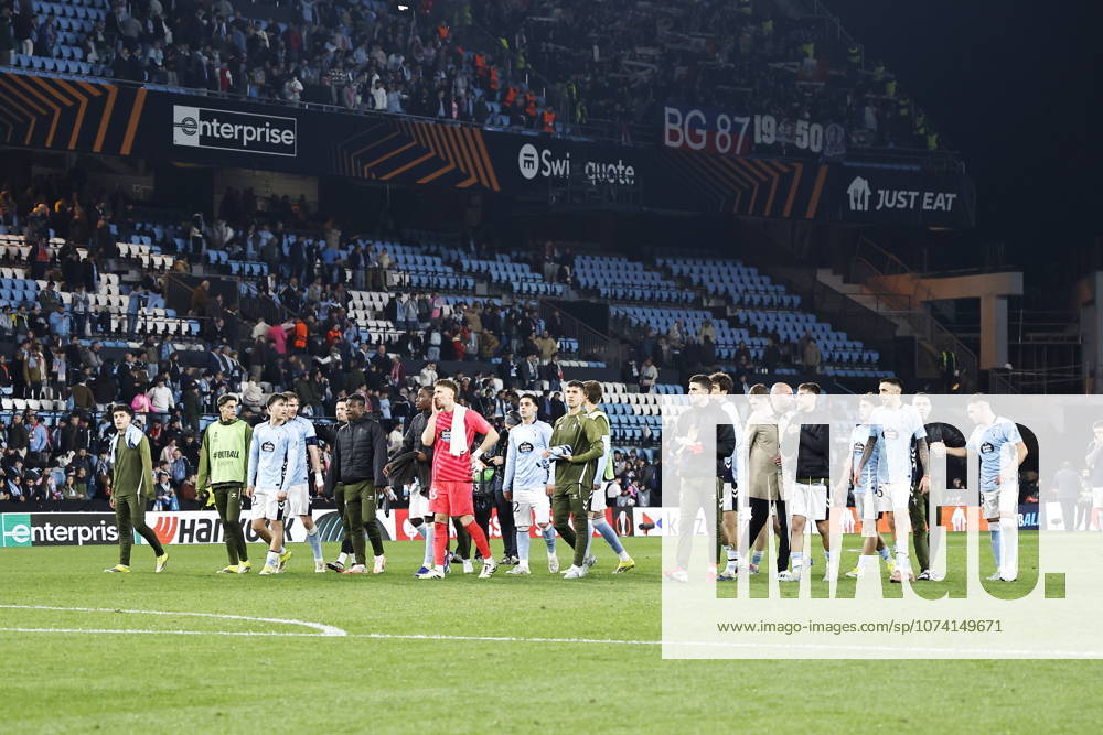 Celta team group, Mannschaftsbild, Totale (Celta), MARCH 12, 2026 - Football Soccer : Celta team greeting for fans at behind the goal after UEFA Europa League Round of 16 1st leg match between RC Celta de Vigo - Olympique Lyonnais at the Estadio Balaidos in Vigo, Spain. Noxthirdxpartyxsales aflo_323270075