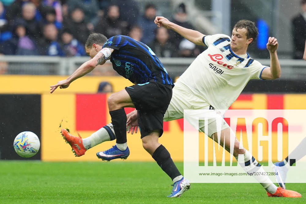Inter Milans Nicolo Barella fights for the ball with Atalantas Giorgio Scalvini during the Serie A soccer match between Inter and Atalanta at the San Siro Stadium in Milan , north Italy - Saturday , March 14 , 2026. - Soccer .