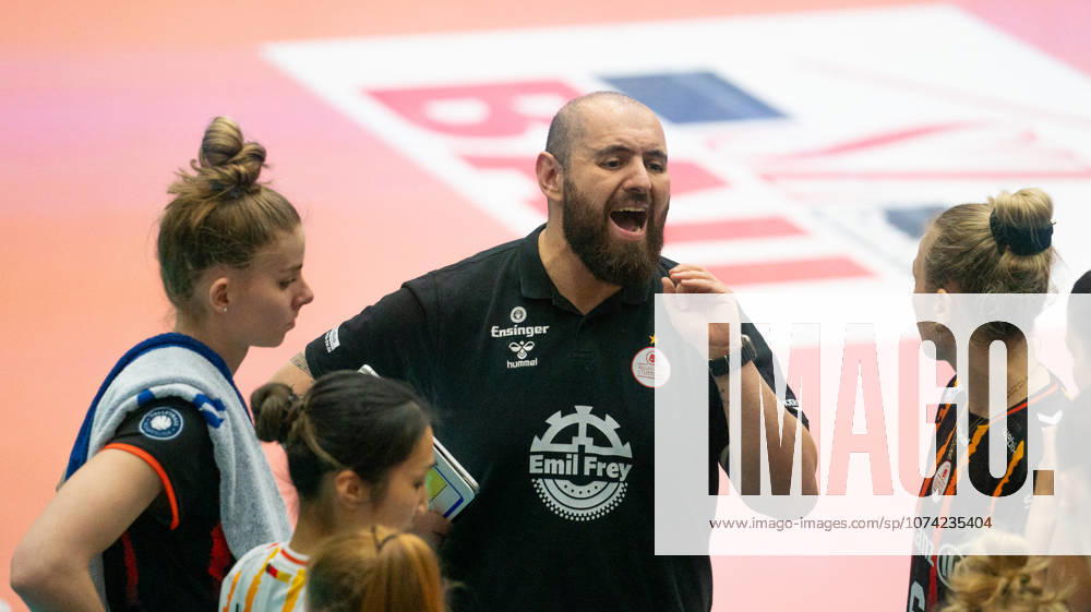 Volleyball, Frauen, VBL, 1. VBL, 1. Volleyball-Bundesliga, Saison 2025 26, 22. Spieltag, SSC Palmberg Schwerin - Allianz MTV Stuttgart, Trainer Konstantin Bitter (Allianz MTV Stuttgart, Mitte) gibt seinen Spielerinnen Anweisungen. Schwerin Palmberg Arena Mecklenburg-Vorpommern Deutschland