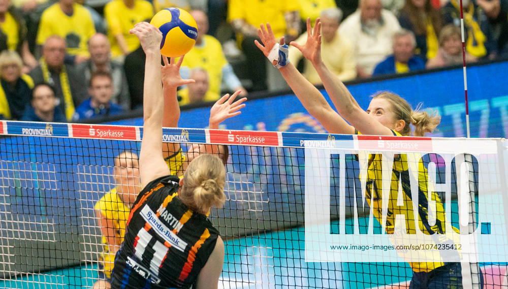 Volleyball, Frauen, VBL, 1. VBL, 1. Volleyball-Bundesliga, Saison 2025 26, 22. Spieltag, SSC Palmberg Schwerin - Allianz MTV Stuttgart, Pauline Martin (Allianz MTV Stuttgart, li.) gegen Jet Kok (SSC Palmberg Schwerin, re.) Schwerin Palmberg Arena Mecklenburg-Vorpommern Deutschland