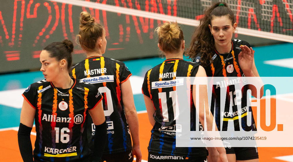Volleyball, Frauen, VBL, 1. VBL, 1. Volleyball-Bundesliga, Saison 2025 26, 22. Spieltag, SSC Palmberg Schwerin - Allianz MTV Stuttgart, Mikala Mogensen (Allianz MTV Stuttgart, li.), Pia Kästner (Allianz MTV Stuttgart, 2.v.li.), Pauline Martin (Allianz MTV Stuttgart, 2.v.re.) und Lucia Varela Gomez (Allianz MTV Stuttgart, re.) sind enttäuscht. Schwerin Palmberg Arena Mecklenburg-Vorpommern Deutschland