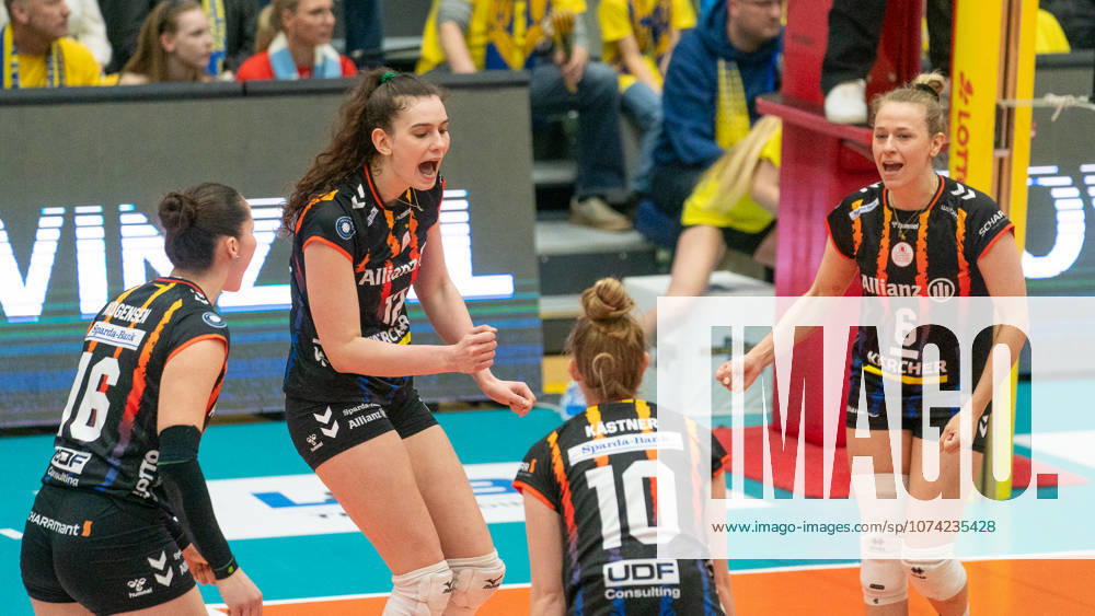 Volleyball, Frauen, VBL, 1. VBL, 1. Volleyball-Bundesliga, Saison 2025 26, 22. Spieltag, SSC Palmberg Schwerin - Allianz MTV Stuttgart, Mikala Mogensen (Allianz MTV Stuttgart, li.), Lucia Varela Gomez (Allianz MTV Stuttgart, 2.v.li.), Pia Kästner (Allianz MTV Stuttgart, 2.v.re.) und Antonia Stautz (Allianz MTV Stuttgart, re.) jubeln. Schwerin Palmberg Arena Mecklenburg-Vorpommern Deutschland