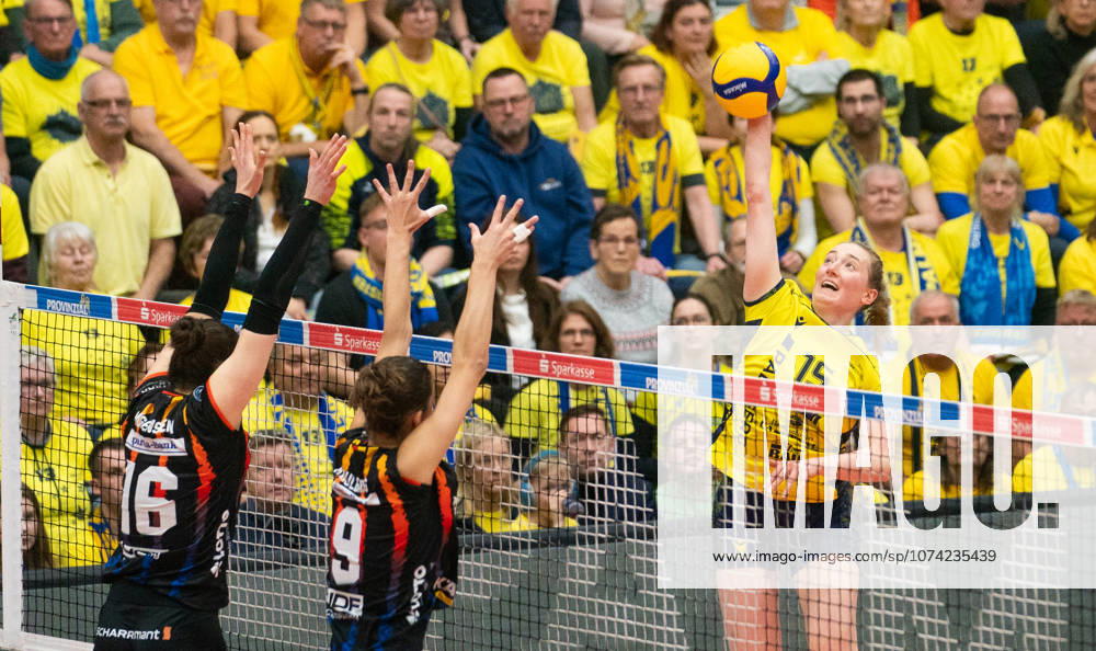 Volleyball, Frauen, VBL, 1. VBL, 1. Volleyball-Bundesliga, Saison 2025 26, 22. Spieltag, SSC Palmberg Schwerin - Allianz MTV Stuttgart, Mia Kirchhoff (SSC Palmberg Schwerin, re.) gegen Mikala Mogensen (Allianz MTV Stuttgart, li.) und Anna Koulberg (Allianz MTV Stuttgart, Mitte) Schwerin Palmberg Arena Mecklenburg-Vorpommern Deutschland