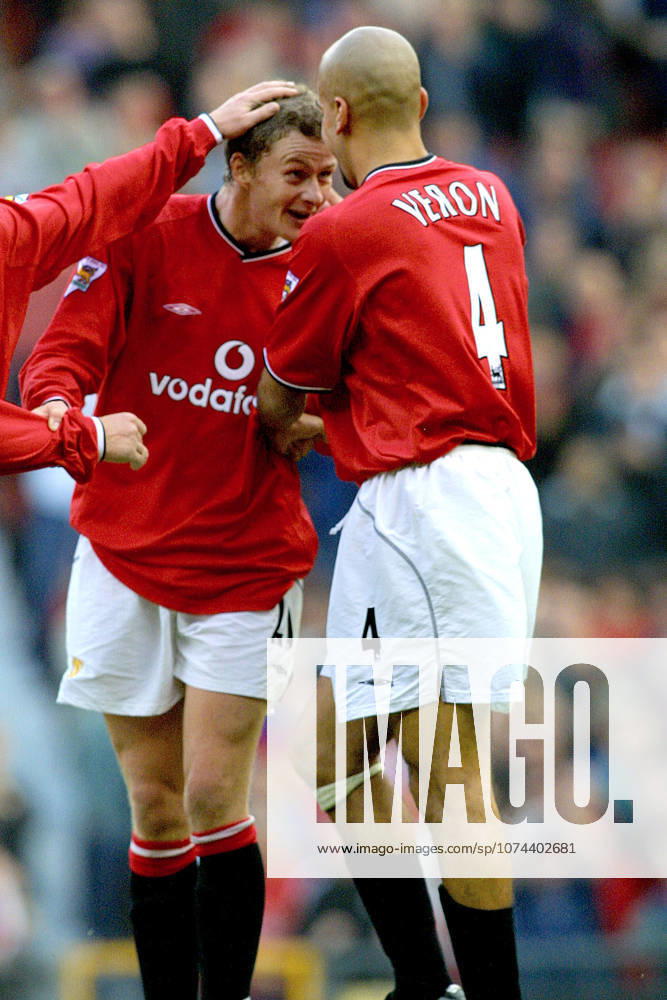 Manchester United, ManU V Ipswich Town, Premier League Ole Gunnar Solskjaer of Manchester United and Juan Sebastisn Veron of Manchester United celebrate during the Premier League match between Manchester United and Ipswich Town at Old Trafford on September 22, 2001 in Manchester, England . Manchester Old Trafford England United Kingdom