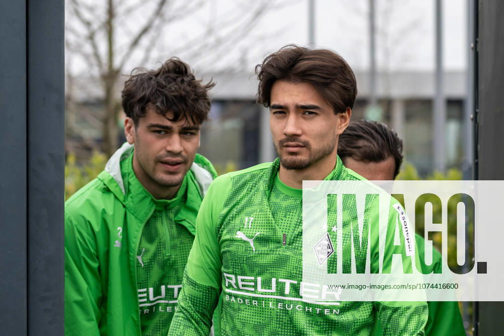Giovanni Reyna (Borussia Moenchengladbach, 13) und Jens Castrop (Borussia Moenchengladbach, 17) kommen auf den Platz. Oeffentliches Training Borussia Moenchengladbach auf dem Trainingsgelaende am Borussia Park, 1. Bundesliga, Fussball, Saison 2025 2026, 17.03.2026 Training Borussia Moenchengladbach, 1. Bundesliga, Saison 2025 2026, 17.03.2026 Moenchengladbach