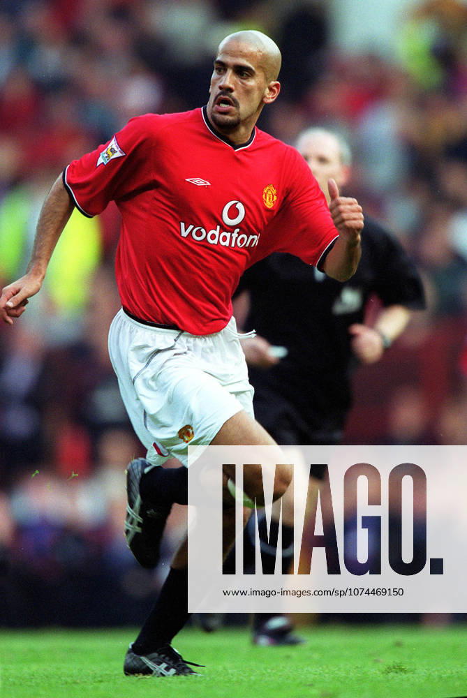 Manchester United, ManU V Ipswich Town, Premier League Juan Veron of Manchester United running during the Premier League match between Manchester United and Ipswich Town at Old Trafford on September 22, 2001 in Manchester, England . Manchester Old Trafford England United Kingdom