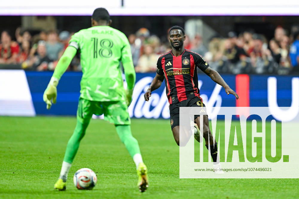 ATLANTA, GA - MARCH 14: Emmanuel Latte Lath 9 of the Atlanta challenges Andre Blake 18 of Philadelphia during the MLS, Fussball Herren, USA match between the Philadelphia Union and Atlanta United FC on March 14th, 2026 at Mercedes-Benz Stadium in Atlanta, GA. (Photo by Rich von Biberstein Icon Sportswire) SOCCER: MAR 14 MLS Atlanta United vs Philadelphia Union Icon260314015