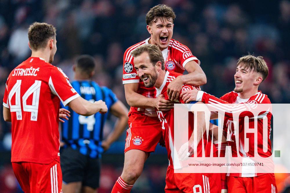 FC Bayern München vs. Atalanta Bergamo, UEFA Champions League, Achtelfinale-Rückspiel Tor zum 2:0 durch Harry Kane (FC Bayern Muenchen, 9) Tom Bischof (FC Bayern Muenchen, 20) Jubel Lennart Karl (FC Bayern Muenchen, 42) Josip Stanisic (FC Bayern Muenchen, 44) Regulations prohibit any use of photographs as image sequences and or quasi video