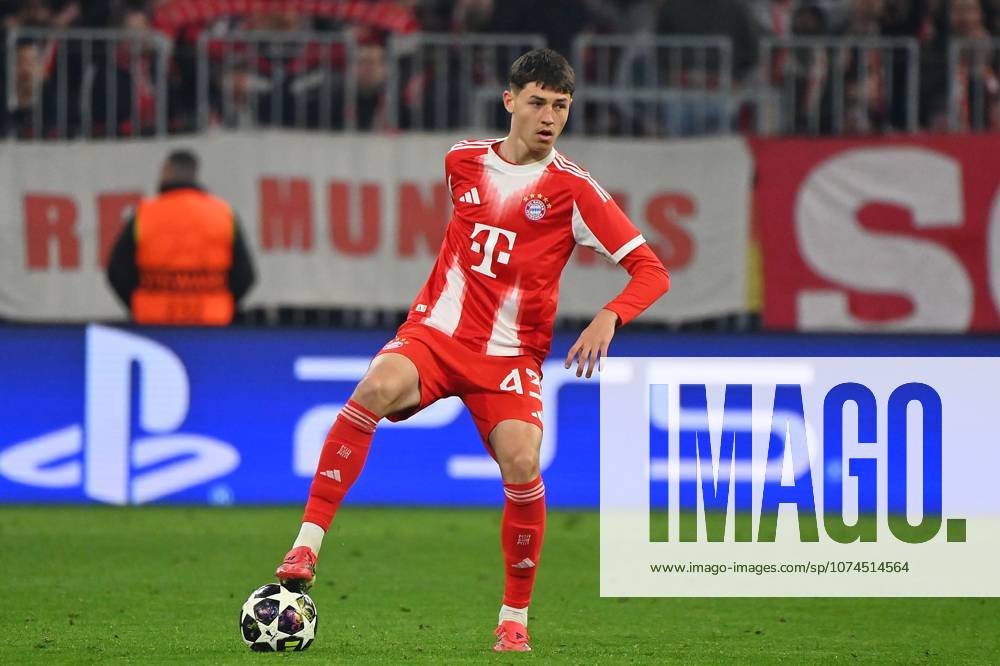 Filip PAVIC (Bayern Muenchen), Aktion,Einzelaktion,Einzelbild, Freisteller,Ganzkoerperaufnahme,ganze Figur. Fussball Champions League,Saison 2025 26, Achtelfinale FC Bayern Muenchen - Atalanta Bergamo 4-1 am 18.03.2026 A L L I A N Z A R E N A.