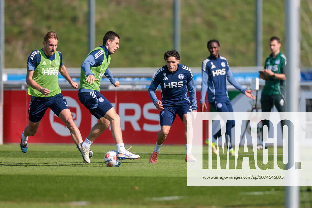 Fussball, Training des FC Schalke 04. v. l. Timo Becker (FC Schalke 04), Ron Schallenberg (FC Schalke 04), Soufiane El-Faouzi (FC Schalke 04). Gelsenkirchen Trainingsgelände FC Schalke 04 NRW Deutschland xRHR-FOTO YYx