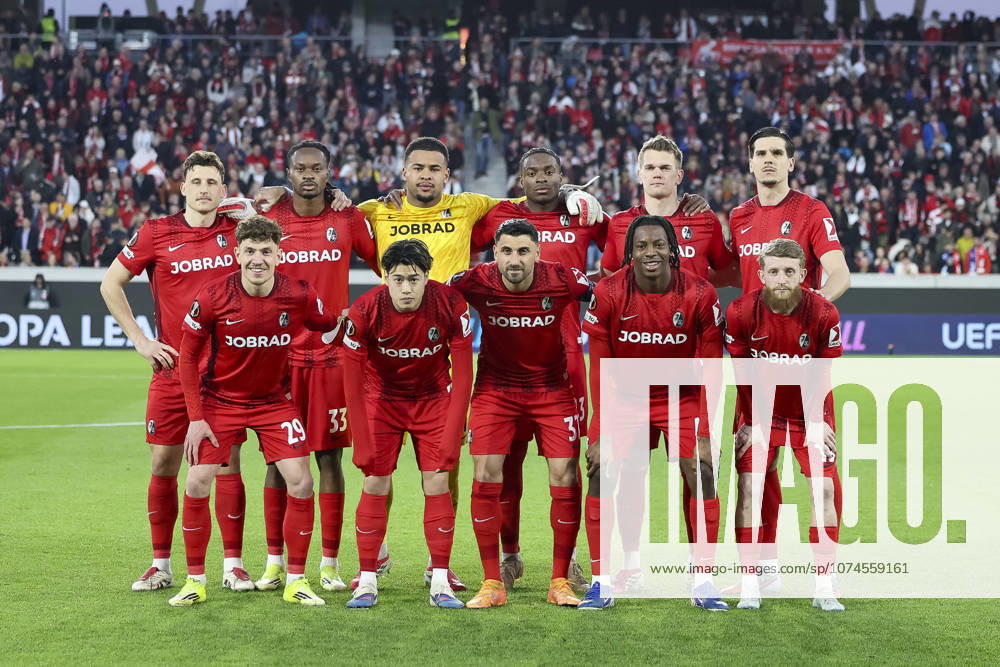 Mannschaftsfoto, Totale, Teamfoto, SC Freiburg , Deutschland, Fussball, UEFA Europa League, Achtelfinale, 2025 2026, SC Freiburg vs. KRC Genk, 19.03.2026, Freiburg im Breisgau Europa-Park Stadion Deutschland
