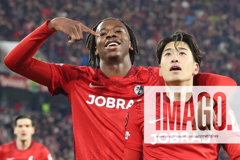 Fussball UEFA Europa League, SC Freiburg - KRC Genk v.l. Torjubel nach dem Tor zum celebrating the goal celebrate 4:1 durch Yuito Suzuki (SC Freiburg) mit Johan Manzambi (SC Freiburg) Freiburg