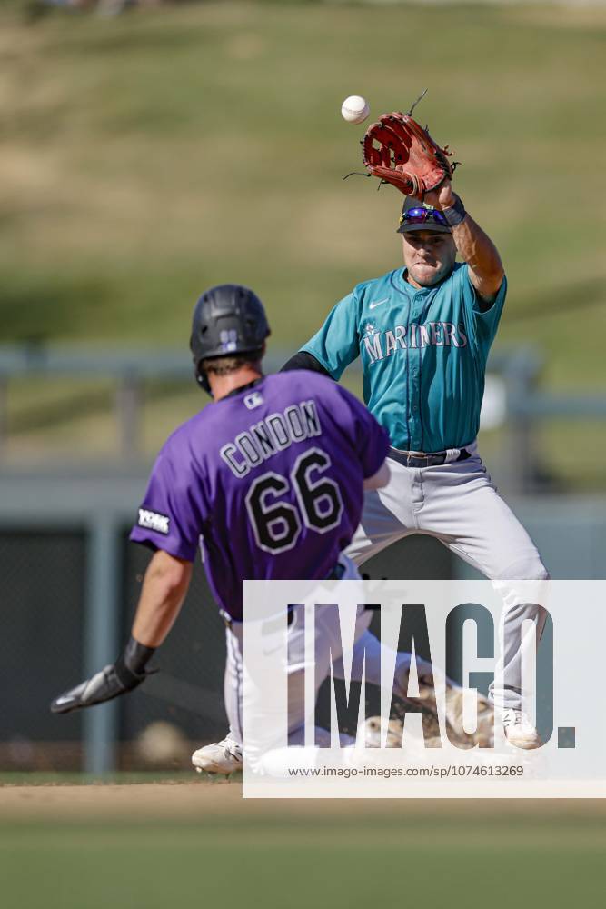 MLB, Baseball Herren, USA Spring Training: Seattle Mariners at Colorado Rockies Scottsdale, AZ. USA; Colorado Rockies outfielder Charlie Condon (66) is tagged out by Seattle Mariners shortstop Alejo Lopez (87) on a double play during an MLB Spring Training game on Tuesday, March 17, 2026 at Salt River Fields at Talking Stick. The Mariners beat the Rockies 10-6. (Kim Hukari Image of Scottsdale Arizona USA