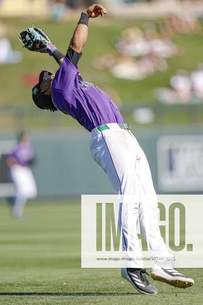 MLB, Baseball Herren, USA Spring Training: Seattle Mariners at Colorado Rockies Scottsdale, AZ. USA; Colorado Rockies shortstop Ryan Ritter (8) catches a fly ball off the bat of Seattle Mariners second baseman Brock Rodden (90) during an MLB Spring Training game on Tuesday, March 17, 2026 at Salt River Fields at Talking Stick. The Mariners beat the Rockies 10-6. (Kim Hukari Image of Scottsdale Arizona USA