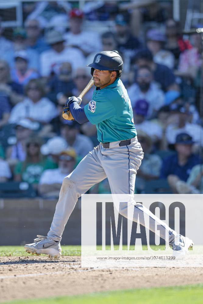 MLB, Baseball Herren, USA Spring Training: Seattle Mariners at Colorado Rockies Scottsdale, AZ. USA; Seattle Mariners center fielder Rhylan Thomas (31) doubles to center field during an MLB Spring Training game against the Colorado Rockies on Tuesday, March 17, 2026 at Salt River Fields at Talking Stick. The Mariners beat the Rockies 10-6. (Kim Hukari Image of Scottsdale Arizona USA