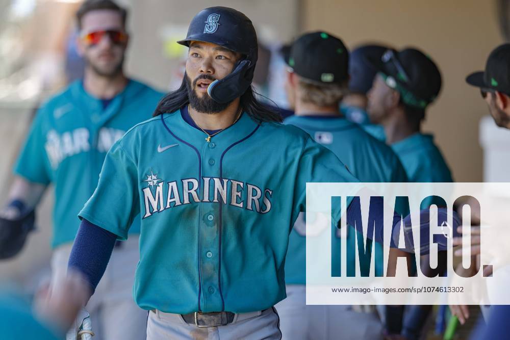MLB, Baseball Herren, USA Spring Training: Seattle Mariners at Colorado Rockies Scottsdale, AZ. USA; Seattle Mariners right fielder Connor Joe (9) gets high fives in the dugout after he scored on a double by designated hitter Carson Taylor (39) during an MLB Spring Training game on Tuesday, March 17, 2026 at Salt River Fields at Talking Stick. The Mariners beat the Rockies 10-6. (Kim Hukari Image of Scottsdale Arizona USA