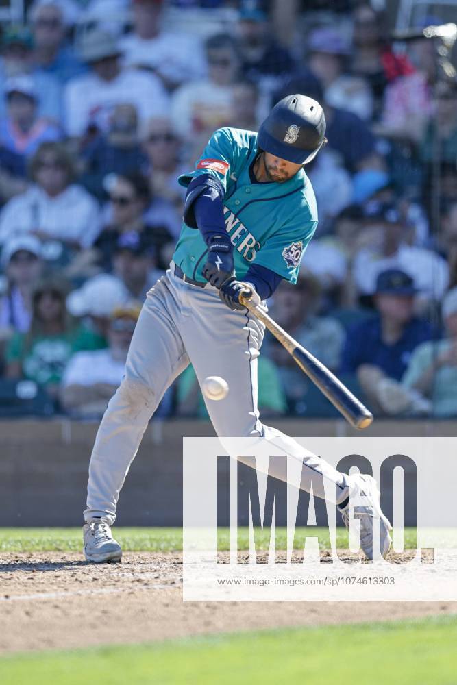 MLB, Baseball Herren, USA Spring Training: Seattle Mariners at Colorado Rockies Scottsdale, AZ. USA; Seattle Mariners center fielder Rhylan Thomas (31) doubles to center field during an MLB Spring Training game against the Colorado Rockies on Tuesday, March 17, 2026 at Salt River Fields at Talking Stick. The Mariners beat the Rockies 10-6. (Kim Hukari Image of Scottsdale Arizona USA