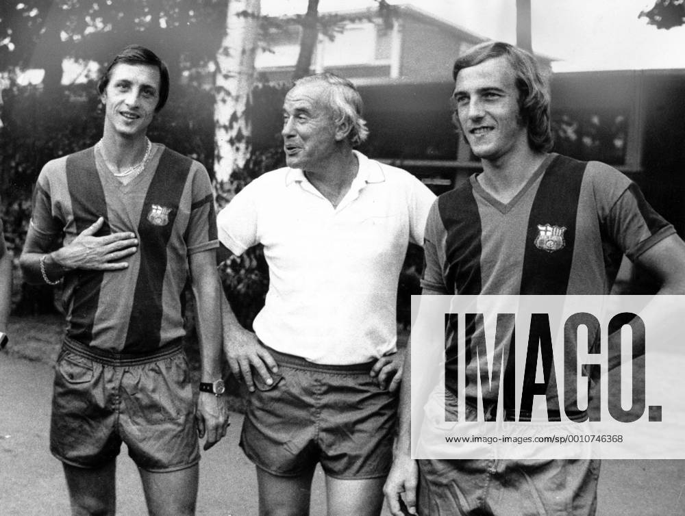 Trainer Hennes Weisweiler (Mitte) zwischen Johan Cruyff (li.) und Johan Neeskens (alle FC Barcelona)