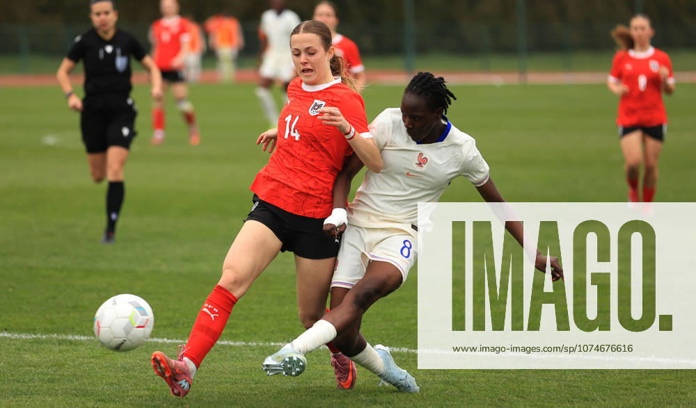 Stara Pazova(Serbia) Austria-France U17, U 17 U-17 Under 17 women s football European qualifiers Luisa Schubert (L) Austria, Dienebou Niakate(R) France Photo: