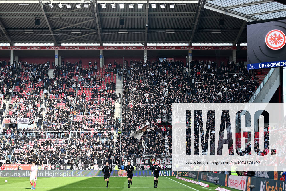 Fussball 1.Bundesliga, FSV Mainz 05 - Eintracht Frankfurt, v.l. Fans Eintracht Frankfurt, Stimmung, Schals, Fanblock, Gaesteblock, Gästeblock, Gästebereich, Auswärts, Auswaerts, Gaestebereich, Fan, Emotionen, Ultras Ultras SGE Mainz