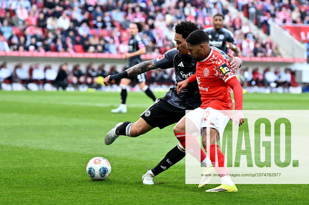 Fussball 1.Bundesliga, FSV Mainz 05 - Eintracht Frankfurt, v.l. Nnamdi Collins (Eintracht Frankfurt), Philipp Mwene (FSV Mainz 05) zautz Mainz