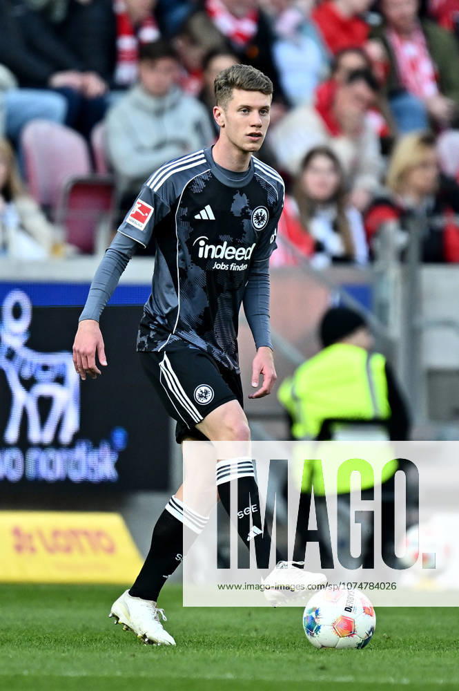 Fussball 1.Bundesliga, FSV Mainz 05 - Eintracht Frankfurt, v.l. Elias Baum (Eintracht Frankfurt) FREISTELLER Mainz