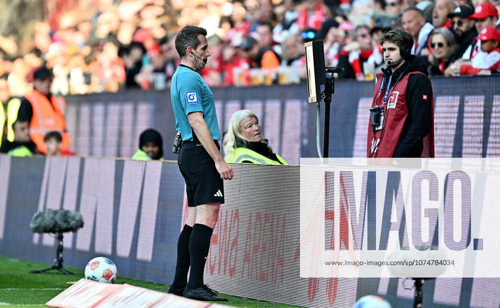 Fussball 1.Bundesliga, FSV Mainz 05 - Eintracht Frankfurt, v.l. Referee Schiedsrichter Tobias Stieler Videobeweis Video Assist Video Beweis TV Beweis Mainz