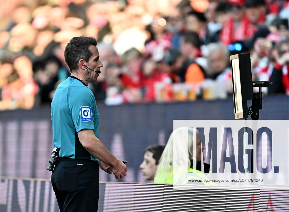 Fussball 1.Bundesliga, FSV Mainz 05 - Eintracht Frankfurt, v.l. Referee Schiedsrichter Tobias Stieler Videobeweis Video Assist Video Beweis TV Beweis Mainz