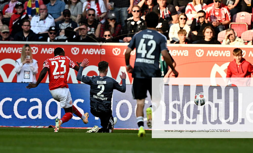 Fussball 1.Bundesliga, FSV Mainz 05 - Eintracht Frankfurt, v.l. Sheraldo Becker (FSV Mainz 05), Elias Baum (Eintracht Frankfurt) Pfosten Torschuss Mainz