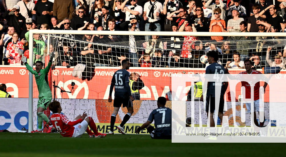 Fussball 1.Bundesliga, FSV Mainz 05 - Eintracht Frankfurt, v.l. Paul Nebel (FSV Mainz 05) (nicht im Bild), Michael Zetterer (Eintracht Frankfurt) Goal scored, Tor zum 2:1 Mainz