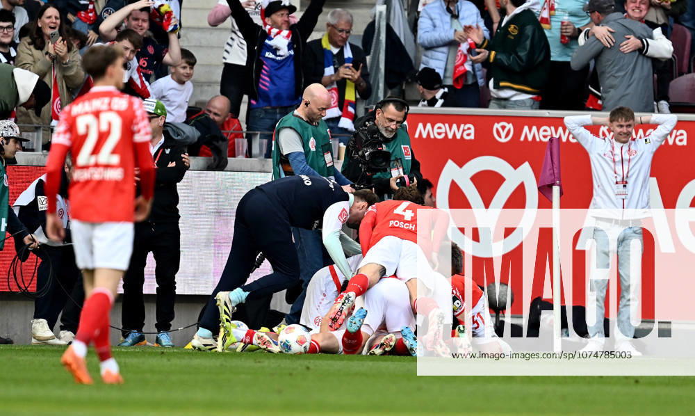 Fussball 1.Bundesliga, FSV Mainz 05 - Eintracht Frankfurt, v.l. Torschuetze Torschütze Paul Nebel (FSV Mainz 05) Torjubel, Jubel, Goal celebration, celebrate the goal zum 2:1 jubelnd bejubelt jubelt jubeln Jubel und Spieler vom FSV Mainz 05 Mainz
