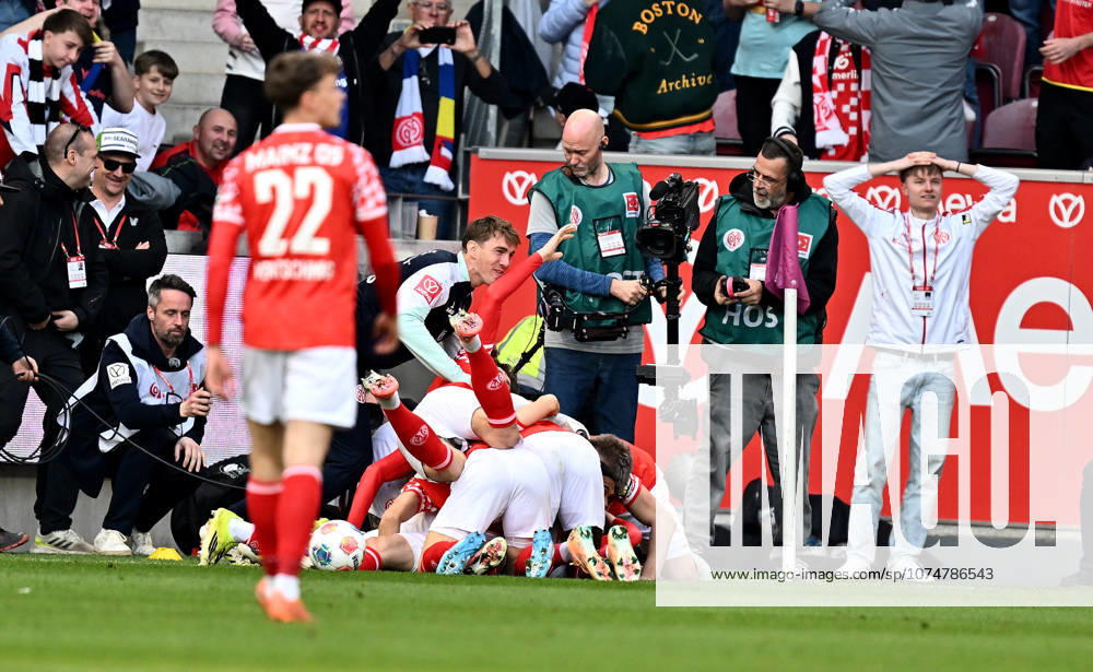 Fussball 1.Bundesliga, FSV Mainz 05 - Eintracht Frankfurt, v.l. Torschuetze Torschütze Paul Nebel (FSV Mainz 05) Torjubel, Jubel, Goal celebration, celebrate the goal zum 2:1 jubelnd bejubelt jubelt jubeln Jubel und Spieler vom FSV Mainz 05 Mainz