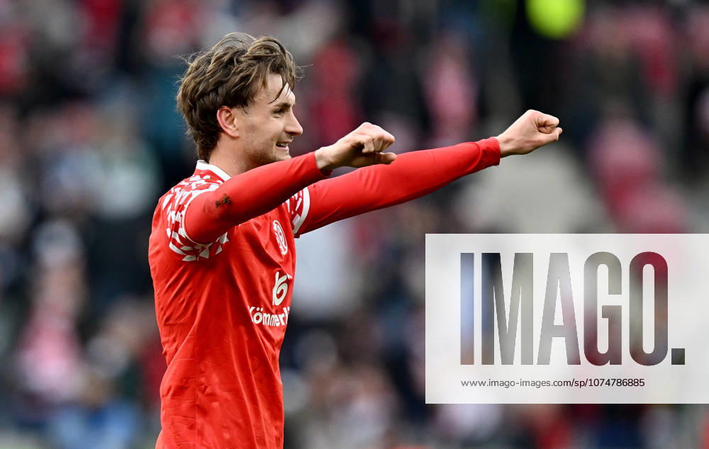 Fussball 1.Bundesliga, FSV Mainz 05 - Eintracht Frankfurt, v.l. Stefan Posch (FSV Mainz 05) jubeln jubelt nach Spielende. Mainz