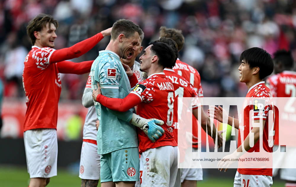 Fussball 1.Bundesliga, FSV Mainz 05 - Eintracht Frankfurt, v.l. Daniel Batz (FSV Mainz 05), Fares Chaibi (Eintracht Frankfurt) jubeln jubelt nach Spielende. Mainz