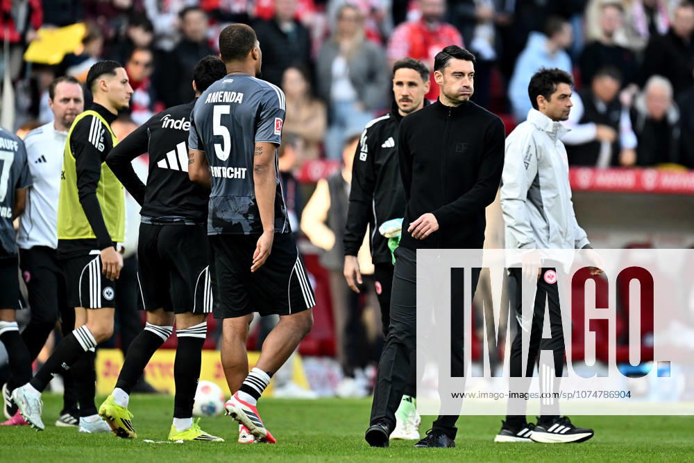 Fussball 1.Bundesliga, FSV Mainz 05 - Eintracht Frankfurt, v.l. Trainer Albert Riera (Eintracht Frankfurt) enttaeuscht, enttaeuscht schauend, dissapointed Mainz