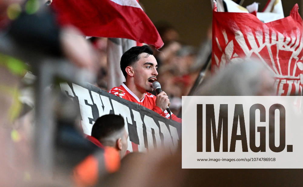Fussball 1.Bundesliga, FSV Mainz 05 - Eintracht Frankfurt, v.l. Paul Nebel (FSV Mainz 05) jubeln jubelt nach Spielende im Fanblock Mainz